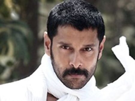 ദൈവ തിരുമകനില്‍ വിക്രം 18കാരന്‍