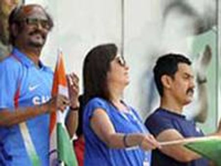 നീലപ്പടയ്ക്ക് ആവേശമായി രജനിയും