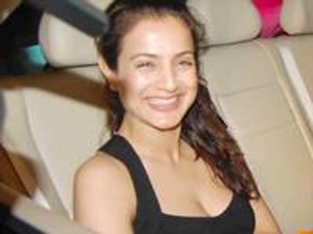 അമീഷയ്ക്ക് യുവിയുടെ സ്‌പെഷ്യല്‍ ടിക്കറ്റ്!