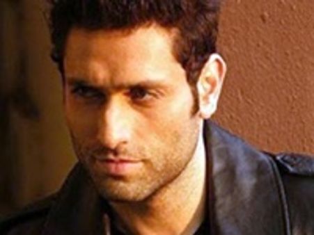 ഷൈനി അഹൂജ കയറിപ്പിടിച്ചുവെന്ന് സംവിധായിക