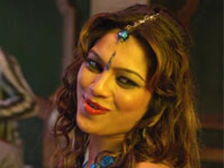 സീനിയേഴ്‌സിനൊപ്പം രഹസ്യയുടെ ഐറ്റം ഡാന്‍സ്