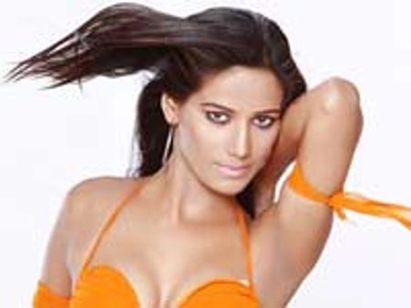 തുണിയഴിക്കാതെ പൂനം കോളടിച്ചു