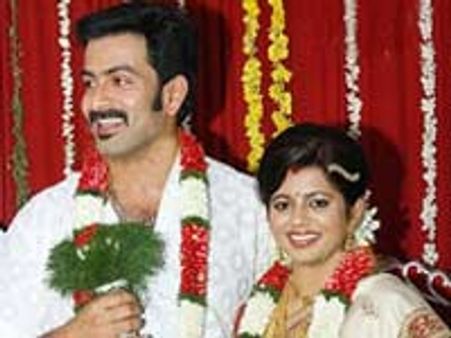 പൃഥ്വിയ്ക്ക് രണ്ട് വിവാഹ വിരുന്നുകള്‍