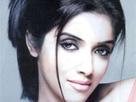 മുംബൈ നഗരത്തില്‍ അസിന്‍ ബുര്‍ഖയിട്ട് നടക്കുന്നു!