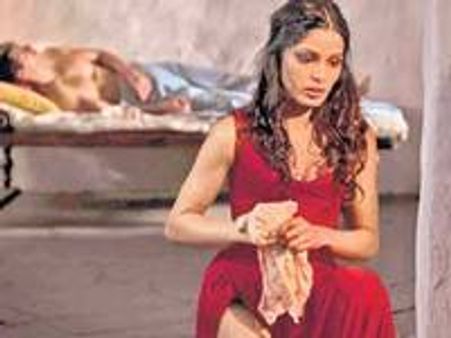 ഫ്രെയ്‌ദയും തുണിയഴിക്കുന്നു