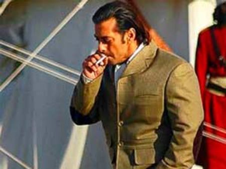 പൊതുസ്ഥലത്ത് പുകവലിച്ച സല്‍മാന്‍ കുടുങ്ങി