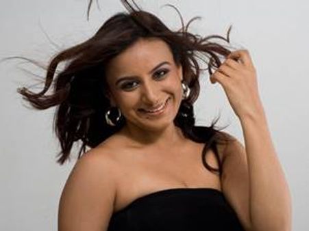 വിതരണക്കാരന്‍ ഭീഷണിപ്പെടുത്തുന്നു: നടി പൂജ