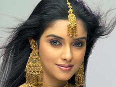 അസിനു നീലിനെ മൈന്‍ഡില്ല?