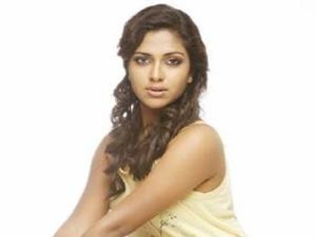 അമലയ്ക്ക് മലയാളം വേണ്ട