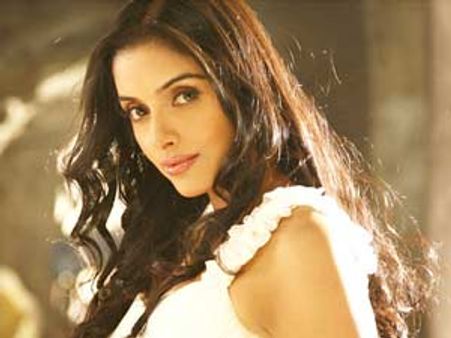 100 ക്രോര്‍ ക്ലബില്‍ കരീനയ്‌ക്കൊപ്പം അസിനും