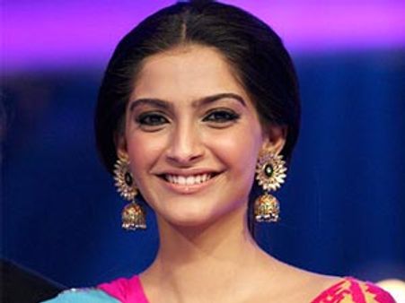 ഇളയദളപതിയുടെ നായികയായി സോനം കപൂര്‍