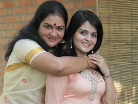 കണ്ണീരും ചിരിയുമായി കഥയിലെ നായിക