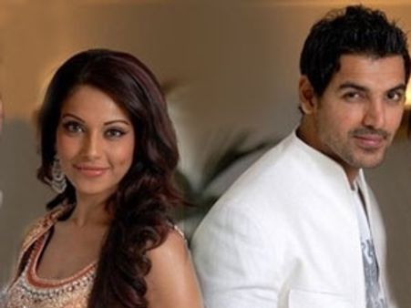 ബിപാഷയും ജോണും കണ്ടുമുട്ടി, മിണ്ടാതെ പിരിഞ്ഞു
