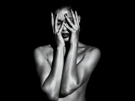 ഇന്റര്‍വ്യൂവില്‍ ഫ്രെയ്ദ പിന്റോ ടോപ് ലെസ്സായി