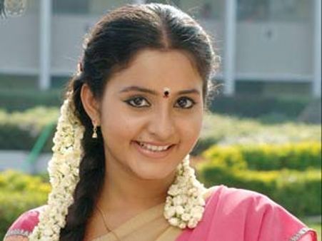 ഷൂട്ടിങിനിടെ അപകടം; നടി ഭാമയ്ക്ക് പരിക്ക്