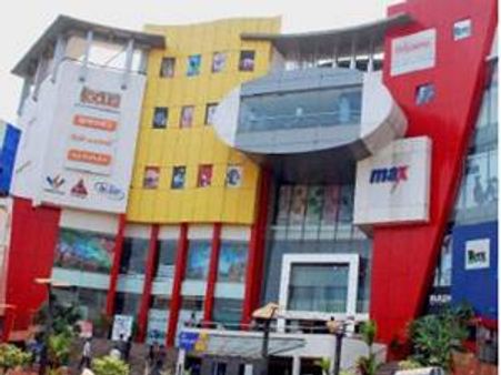 തിയേറ്ററുകളെല്ലാം മാളുകളാകുന്നു