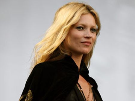 കേറ്റ് മോസിന്റെ ടോപ്‍ലസ് കുളി നെറ്റില്‍