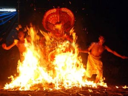 തെയ്യത്തിന്റെ കഥയുമായി കതിവനൂര്‍ വീരന്‍