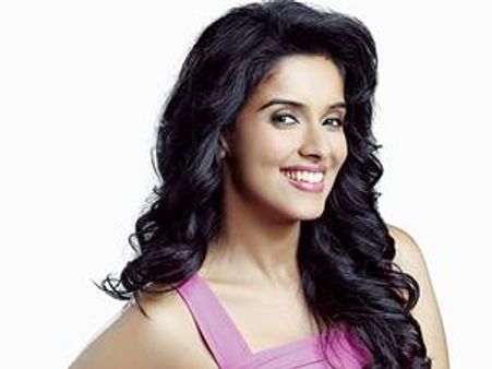 റോസാപ്പൂ നല്‍കിയ ആരാധകനെ അസിന്‍ പുണര്‍ന്നു!