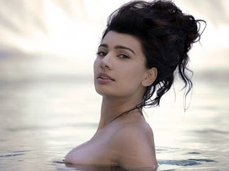 പെണ്‍കുട്ടിയെ ചുംബിച്ചത് മദ്യലഹരിയില്‍: നടി മിങ്ക്