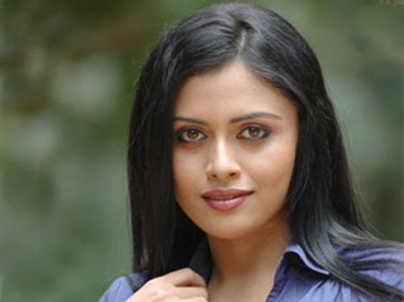 നയന്‍സിന്റെ വഴിയേ ധന്യയും ഹിന്ദുമതത്തിലേക്ക്