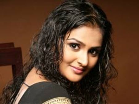 രമ്യ നമ്പീശന്‍ പിന്നണി ഗായികയാവുന്നു