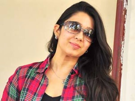 പ്രണയം: വില്ലന്റെ കുടുംബത്തിന് ചാര്‍മി വില്ലത്തി