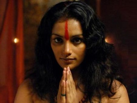 അരവാനില്‍ ശ്വേത ദാസിയാവുന്നു