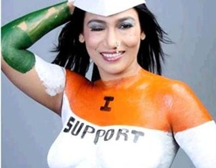 ഒടുവില്‍ നടി തുണിയഴിച്ചു ഹസാരെക്ക് വേണ്ടി