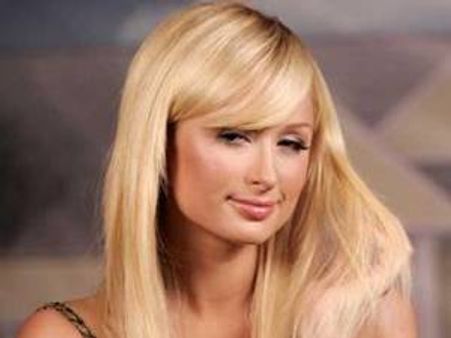 പാരീസ് ഹില്‍ട്ടന്റെ മുന്നില്‍ യുവതി തുണിയുരിഞ്ഞു!