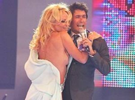 റിയാലിറ്റി ഷോയക്കിടെ പമേലയുടെ മാറിടപ്രദര്‍ശനം