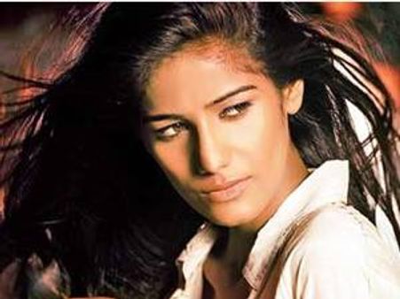 ബിഗ് ബോസില്‍ പൂനം പാണ്ഡെ തുണിയുരിയും?