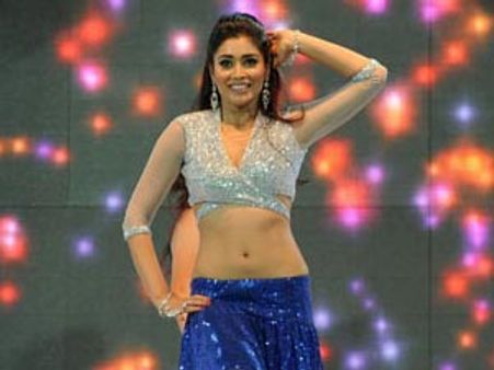 ജനത്തിന് വേണ്ടത് നായികമാരുടെ ഐറ്റം നമ്പര്‍?