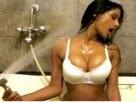 പൂനം പാണ്ഡെ ക്ഷണിക്കുന്നു, കുളിമുറിയിലേയ്ക്ക്!!