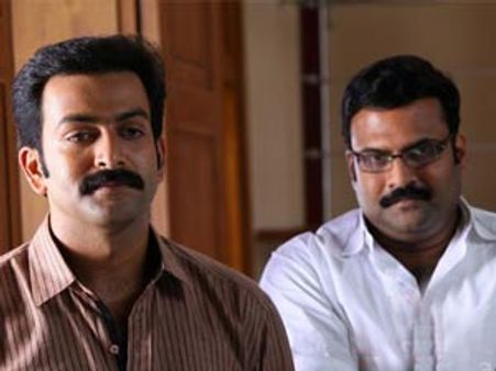 പൃഥ്വിയോട് ആരോ പകവീട്ടുന്നു:ടിനി ടോം