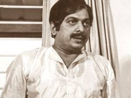 വെല്‍ ഡ്രസ്സ്ഡ് വില്ലനായ ഉമ്മര്‍