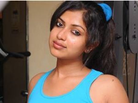അമല പോള്‍ വിവാദങ്ങളുടെ തോഴിയാകുന്നു