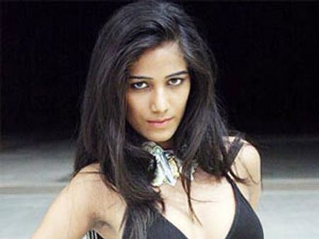 ട്വിറ്ററില്‍ പൂനത്തിന്റെ ബിക്കിനി വിരുന്ന്