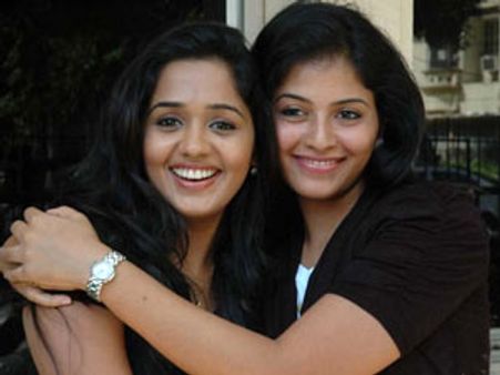 അനന്യയും അഞ്ജലിയും ദിലീപിനൊപ്പം