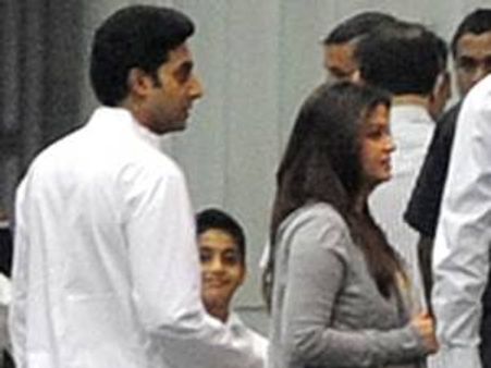 പ്രസവത്തിനായി ഐശ്വര്യ ആശുപത്രിയിലെത്തി