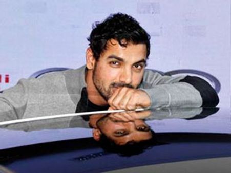 മുന്നില്‍ ബിപാഷ; നൃത്തം ചെയ്യാന്‍ ജോണിന് മടി