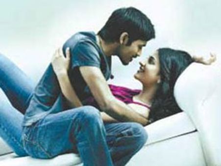 ധനുഷ്-ശ്രുതി ചുംബനത്തിന് ഭാര്യ സാക്ഷി