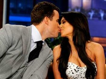 കിമ്മിന്റെ നഗ്ന യോഗ ഭര്‍ത്താവിന്റെ കണ്ണുതള്ളിച്ചു