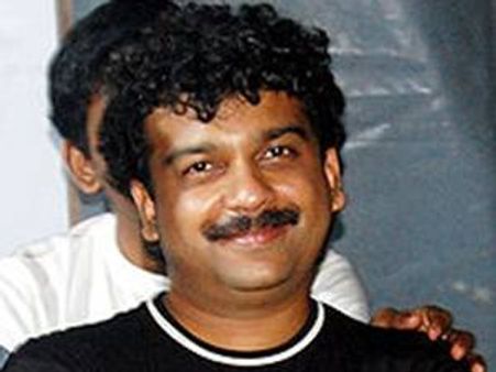 ഉറുമിയിലെ ഗാനം ദീപക് ദേവ് മോഷ്ടിച്ചതോ?