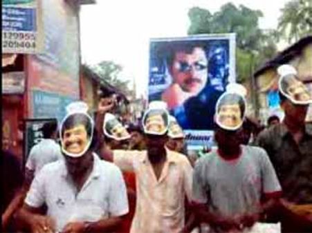 ജലബോംബ്: മമ്മൂട്ടിക്ക് മൗനം, ആരാധകര്‍ രംഗത്ത്