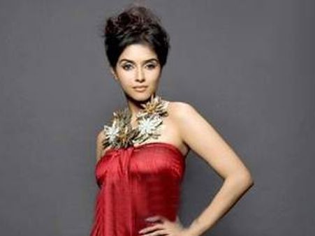 ബോളിവുഡ് അസിനെ ഒതുക്കുമോ?