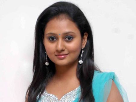 നടി അമുലുവിനെ പൊലീസുകാര്‍ കെട്ടിച്ചുവിട്ടു