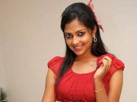 വ്യാജനെ പുറത്താക്കാന്‍ അമല ട്വിറ്ററില്‍