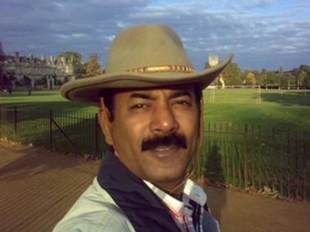 മുല്ലപ്പെരിയാര്‍: മേജര്‍ രവി കായലില്‍ ചാടുന്നു!!