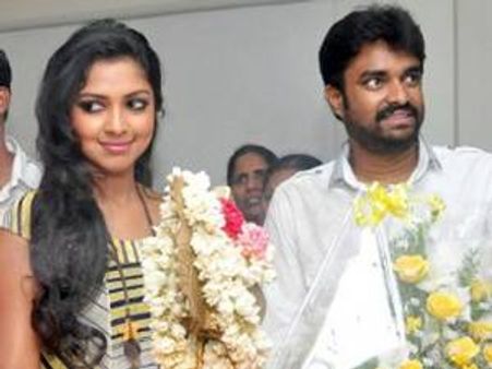 അമലയ്ക്ക് കാമുകന്റെ വക അരക്കോടിയുടെ സമ്മാനം